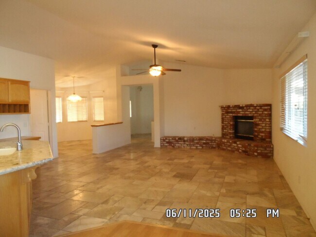 Building Photo - 3 Bedrooms, Den, 2 Bathrooms, 3 Car Garage...