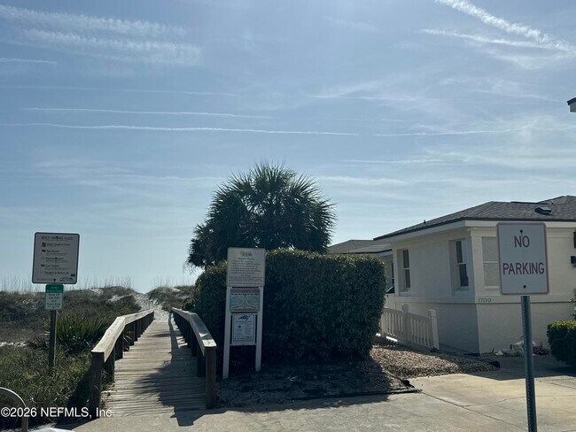 Building Photo - 1632 Strand St