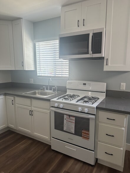 kitchen - 7333 Kraft Ave