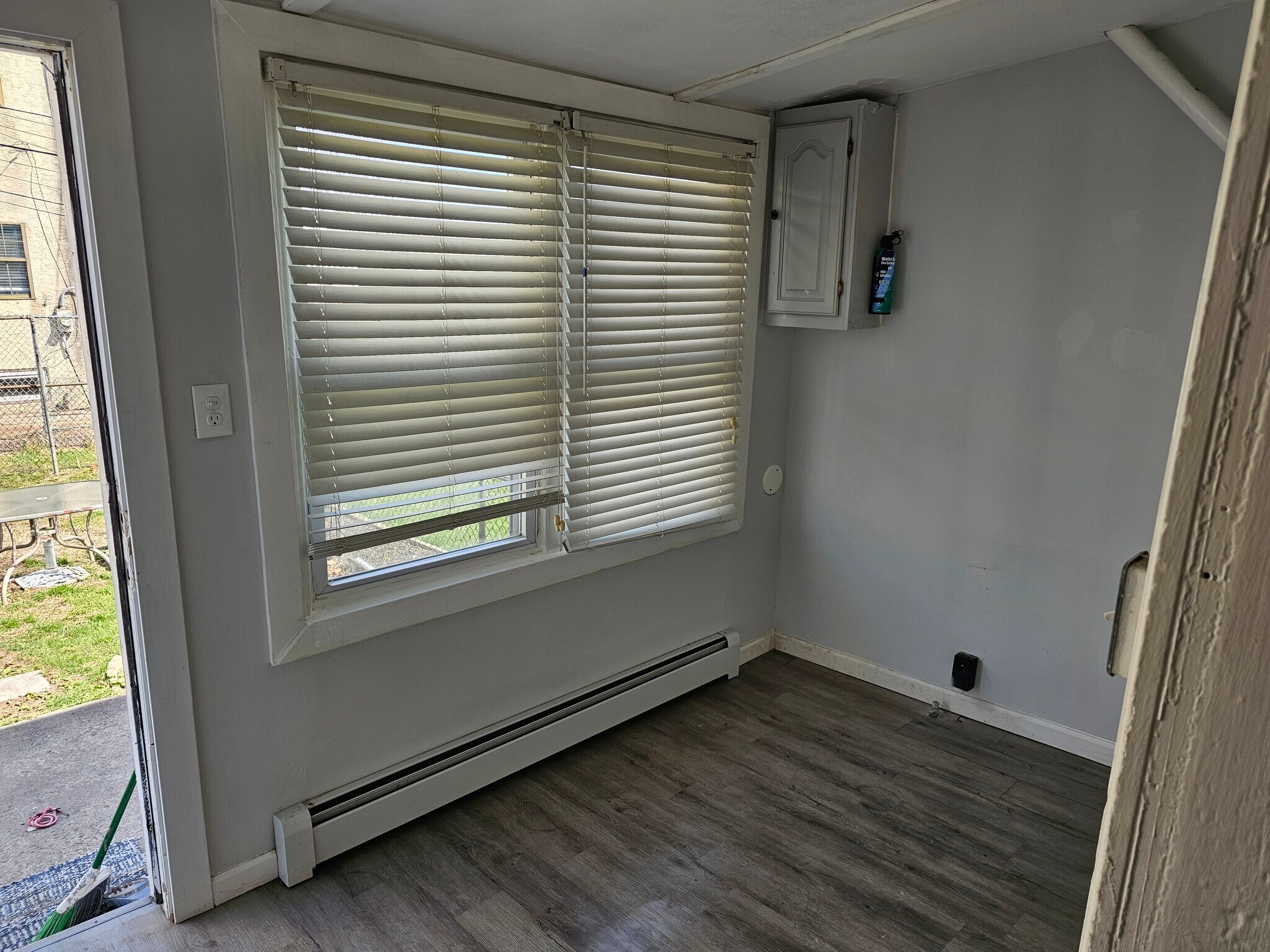 Building Photo - 721 W Oak St