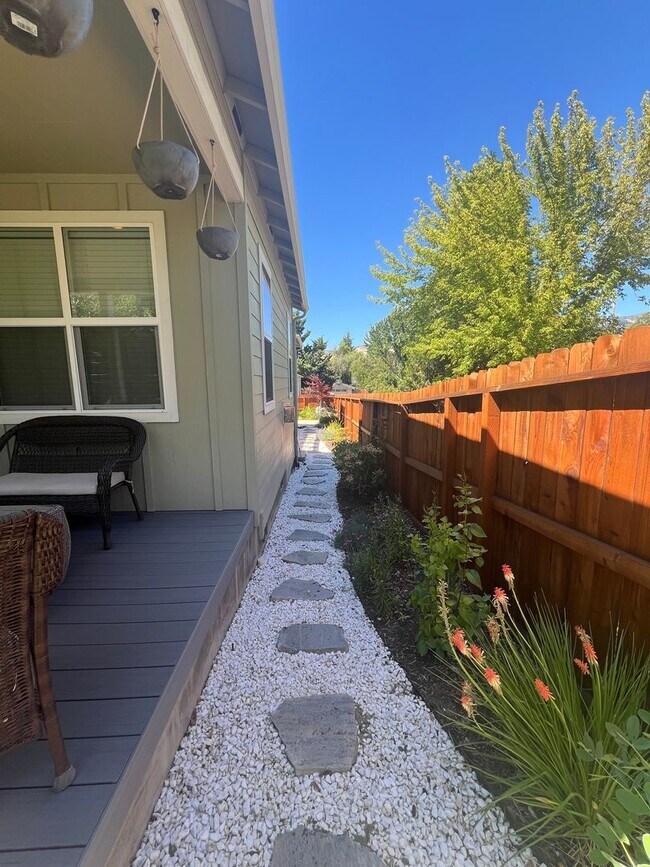 Building Photo - Newer Three bed, 2.5 bath Ashland Home | Available February!