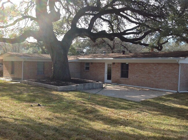Building Photo - Gorgeous Remodel - North Austin Home!