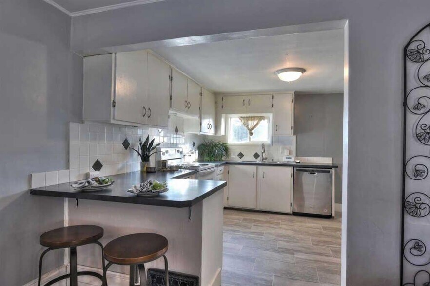 Kitchen - 1709 W Spofford Ave