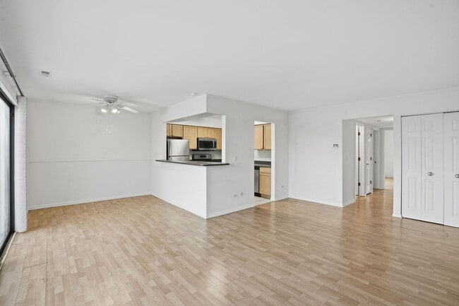 Building Photo - 209 W Ct of Shorewood