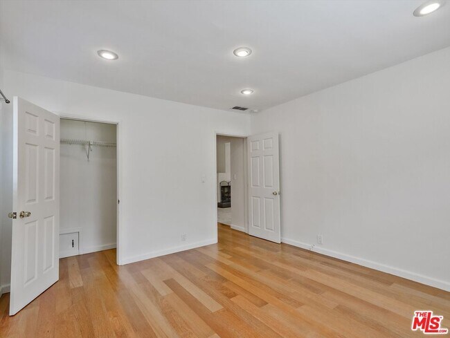 Building Photo - 4009 Beverly Glen Blvd