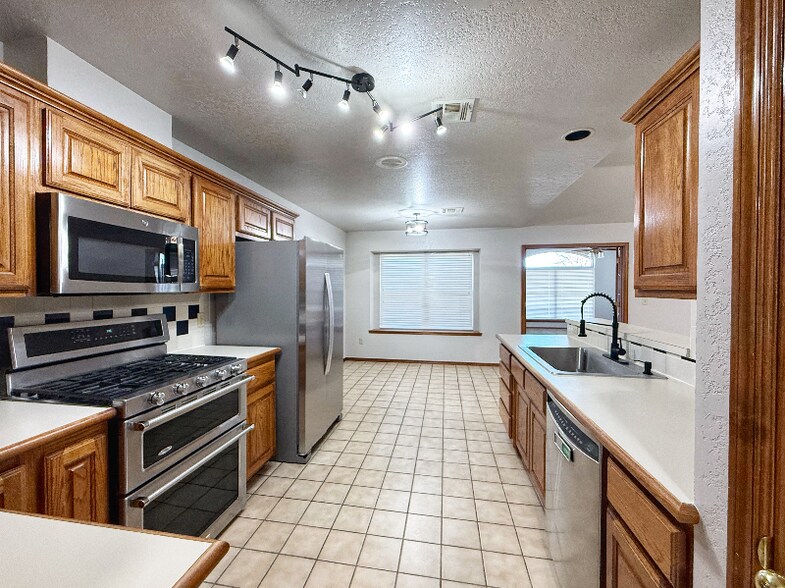 Building Photo - 6605 NW 134th St