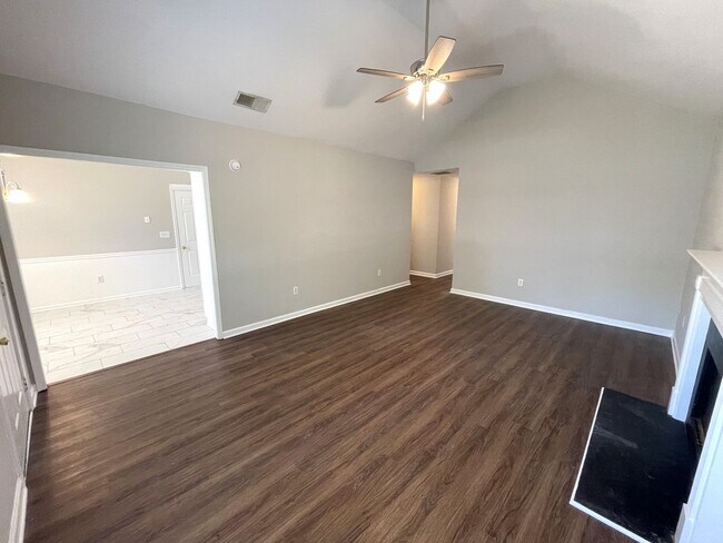 Building Photo - Newly Renovated 3br in East Athens, Available Mid June 2025