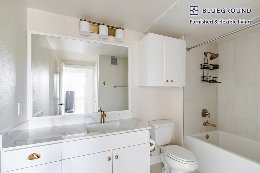 Building Photo - 1501 W Howard Ln