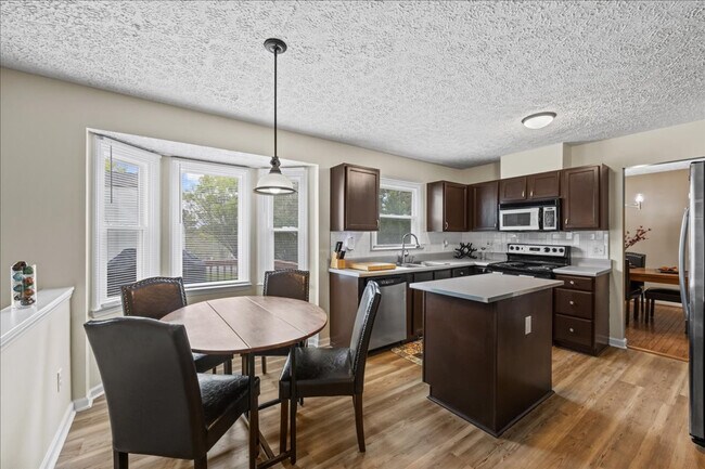 Building Photo - 6 Wavecrest Ct