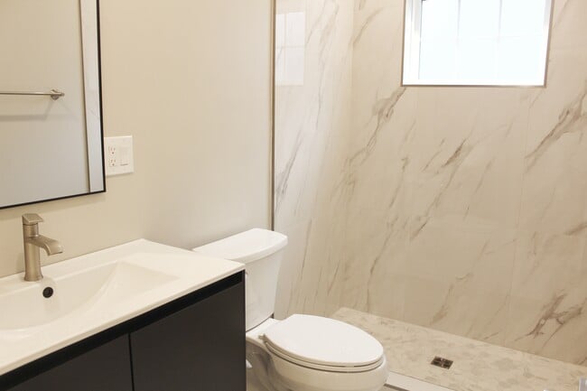 Building Photo - 264 Bowen St