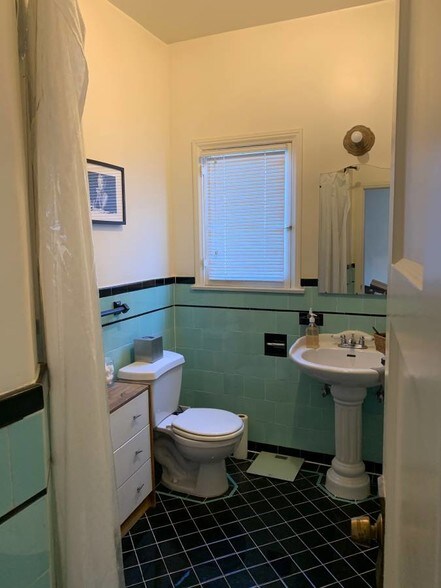 Building Photo - 232 S Poinsettia Pl