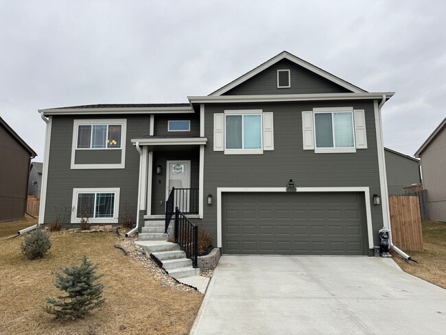 Primary Photo - Modern Home With Open Layout For Rent In B...