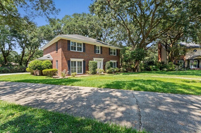Building Photo - Spacious 4 Bedroom in Desirable Hickory Ridge