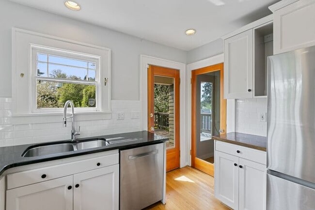 Building Photo - Charming AIR CONDITIONED Leschi Craftsman