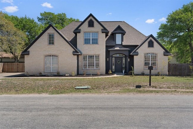 Building Photo - 312 Country Club Dr