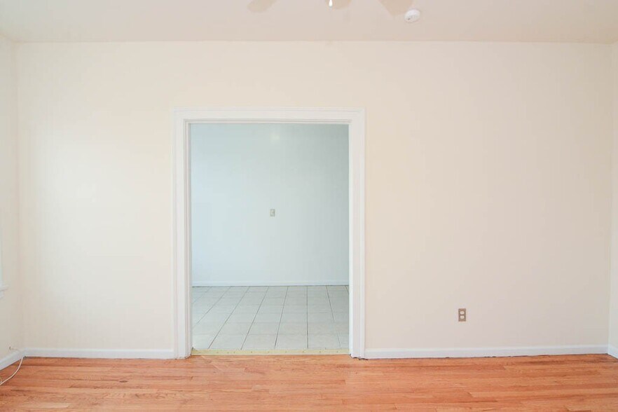 Building Photo - 2704 N Sawyer Ave