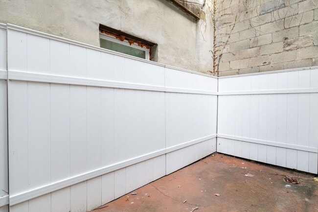 Building Photo - 1635 Catharine St