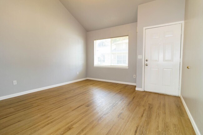 Building Photo - Large 2 bed 1.5bath townhouse