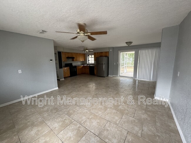Building Photo - 438 Country Club Dr