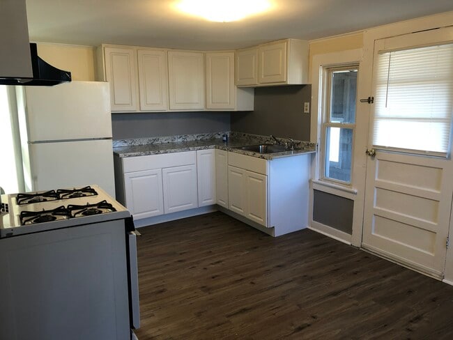 Building Photo - 68 Perry Ave