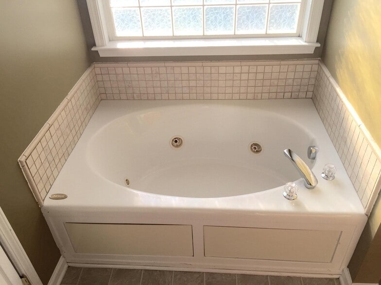 Master Bathroom Jetted Tub - 5736 Keowee Way