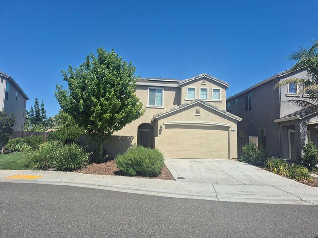 Building Photo - Beautiful 3 Bedroom 2.5 bath home with loft.