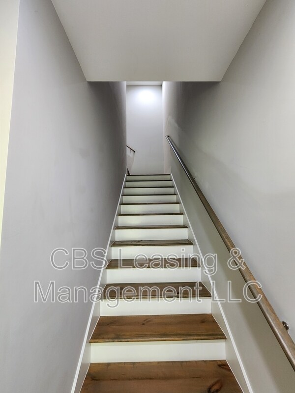 Building Photo - 630 Village Dr