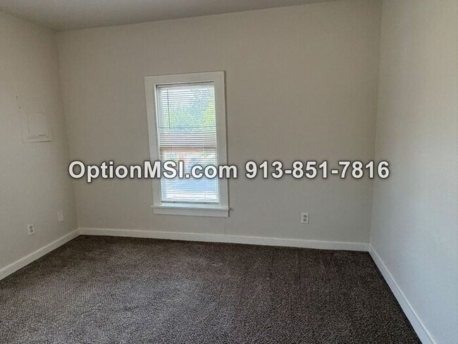 Building Photo - Freshly updated half-duplex