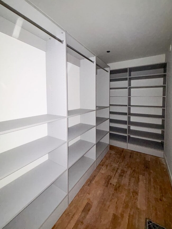 Building Photo - Spectacular 3 Bed/3 Bath Penthouse Apartment in prime Lincoln Park Location. Semi-Private Elevato...