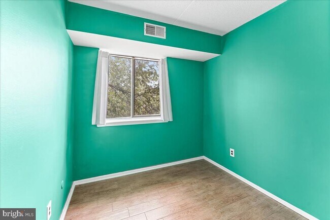 Building Photo - 510 Valley Dr