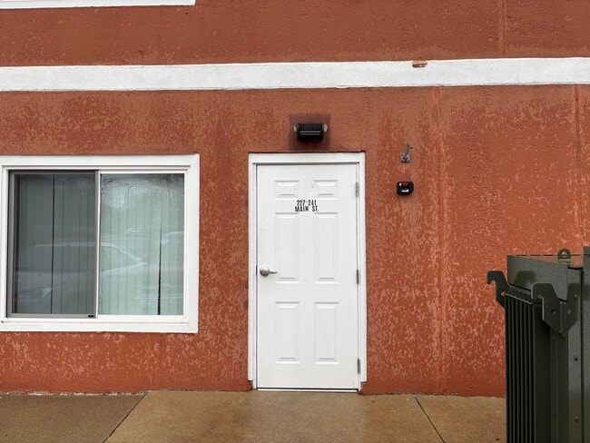 Building Photo - 227 Main St