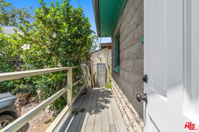 Building Photo - 307 6th Ave