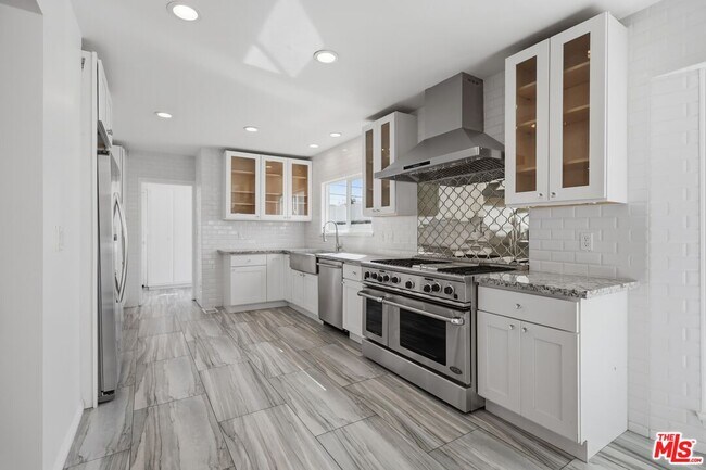 Building Photo - 1170 S Beverwil Dr