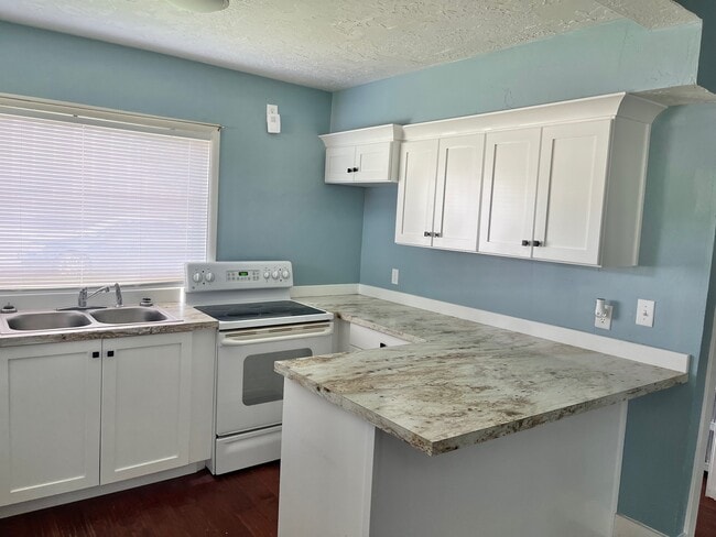 Building Photo - 589 W Duplex