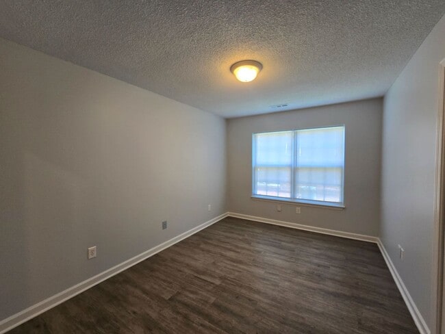 Building Photo - 355 Leafmore Rd SW