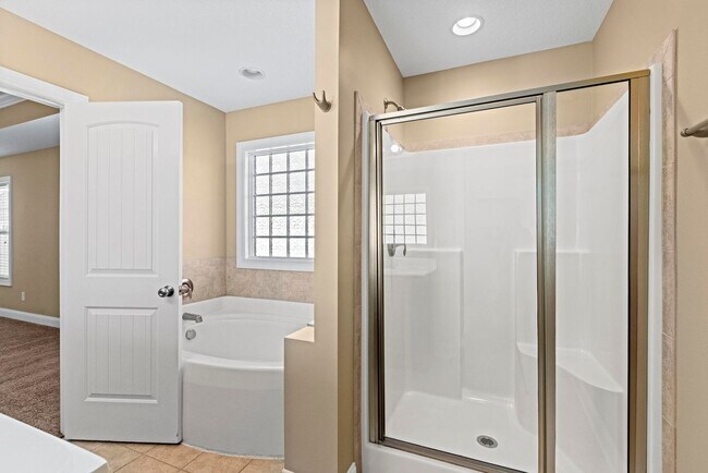 Building Photo - Large 5 bedroom home- don't miss this one!