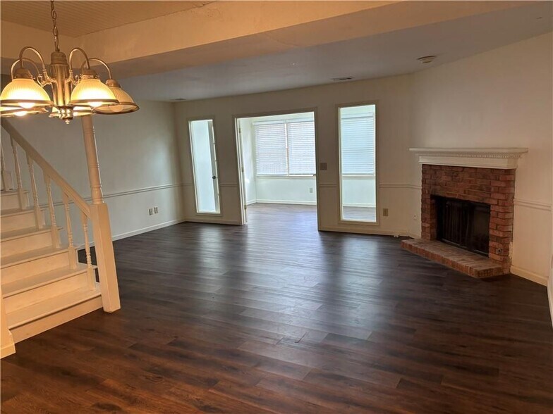 Building Photo - 1105 Country Club Pl