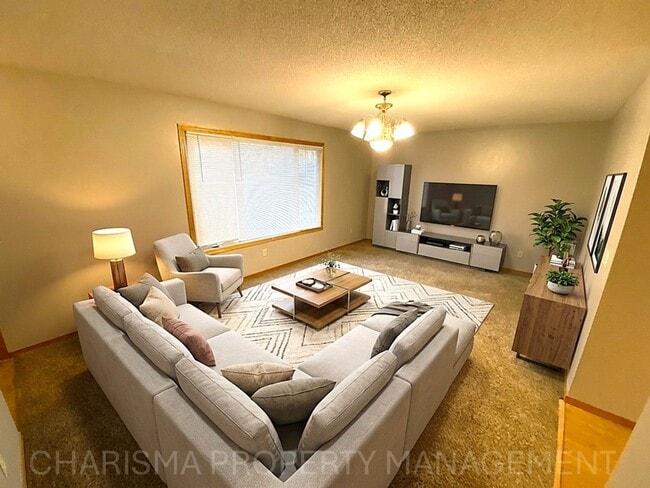 Building Photo - 4 BEDROOM, 2 BATH HOME IN EAST SIOUX FALLS! DOUBLE ATTACHED GARAGE! FENCED IN BACKYARD!