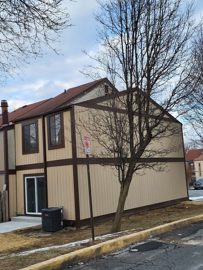 Building Photo - RENOVATED 3 Bedroom Community Treasure!