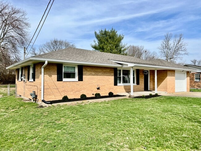 Building Photo - Newly remodeled, furnished home Trenton, Ohio