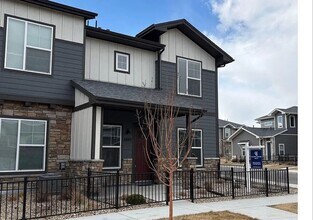Building Photo - Elegant Townhome in Loveland