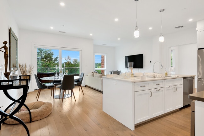 Building Photo - 8 Boulevard W