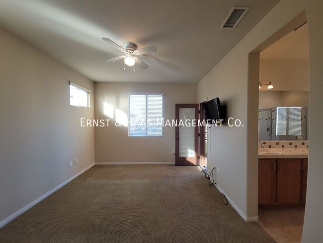 Building Photo - Beautiful 3 Bedroom 2.5 Bath Modern Home i...