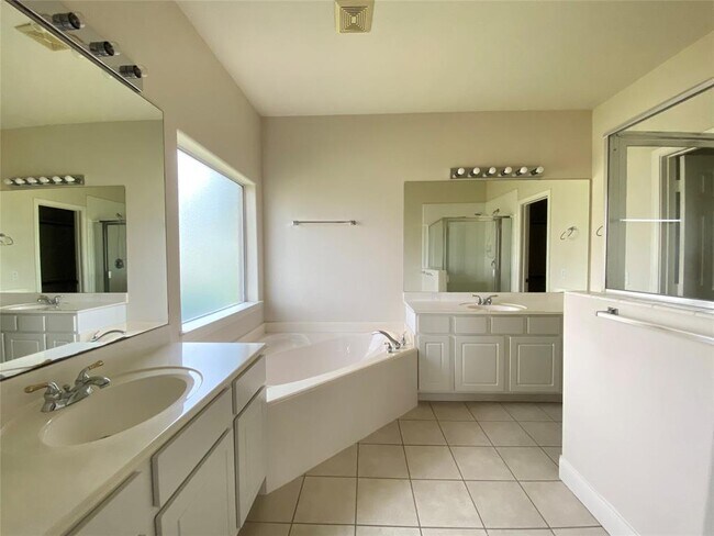 Building Photo - 10122 Meridian Lakes Dr