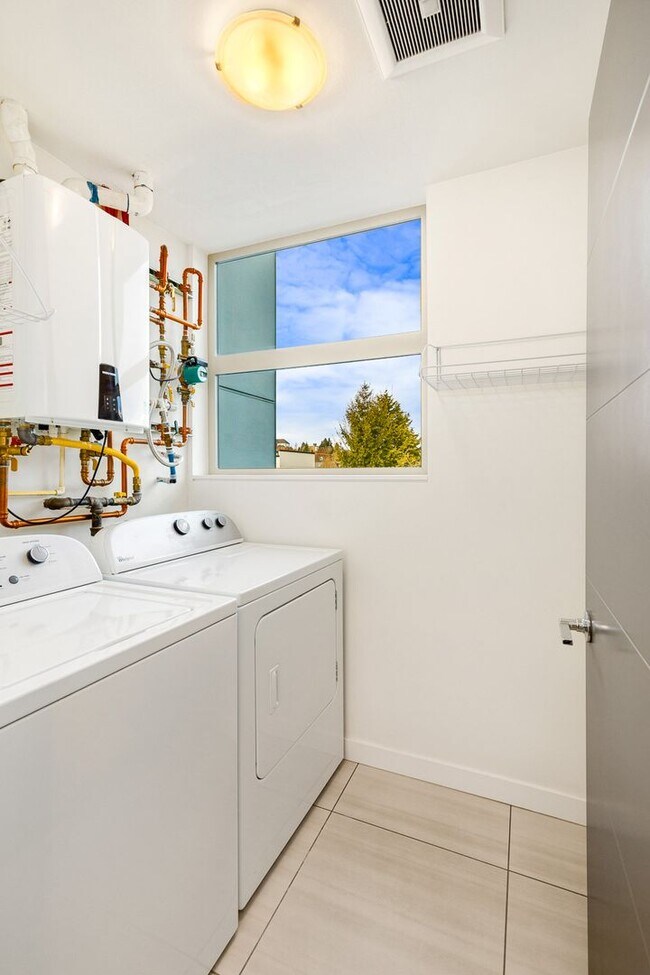 Building Photo - Great City Location - Corner 3 Bedroom Tow...