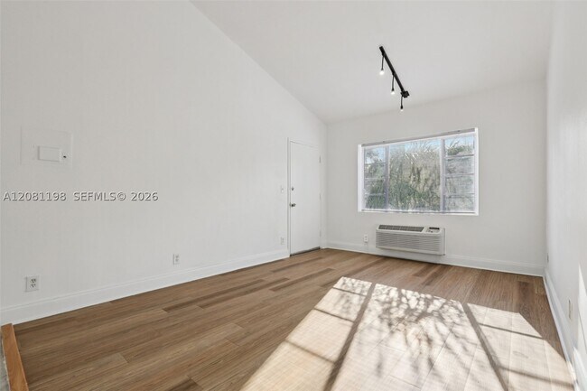 Building Photo - 5215 NE 3rd Ct