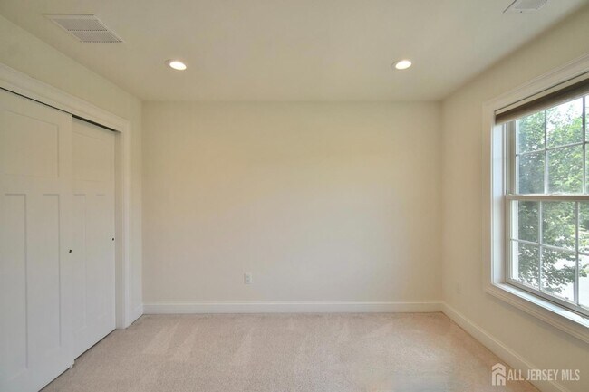 Building Photo - 61 McCormick Ave S