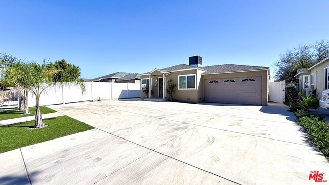 Building Photo - 11836 Rialto St