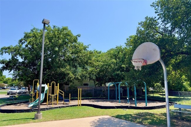 Building Photo - 9901 Roxanna Dr