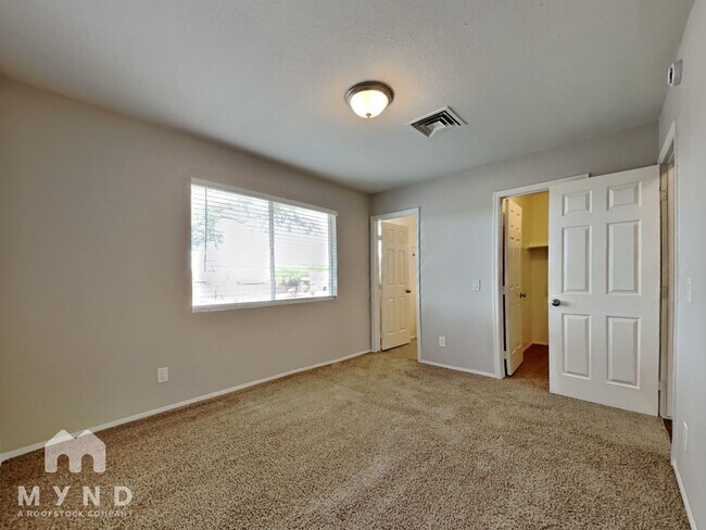 Building Photo - 413 W Renee Dr